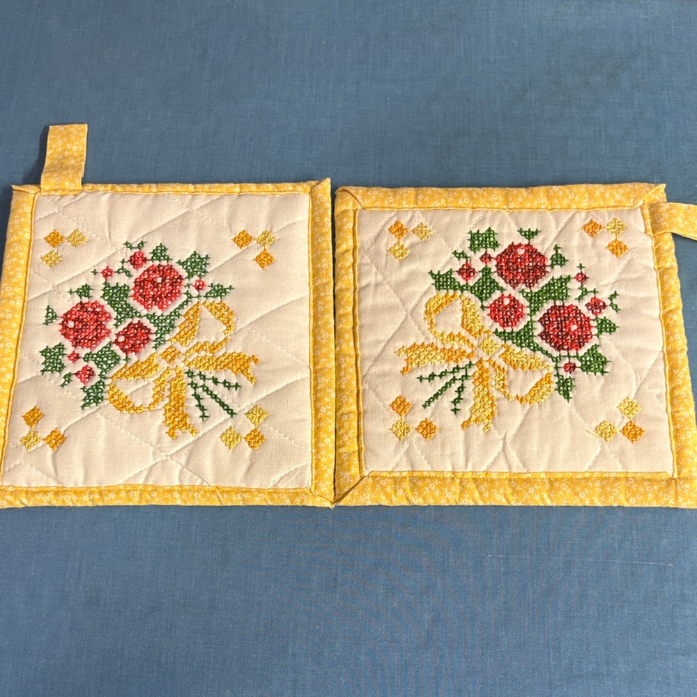 Vintage hand embroidered pot holder set
